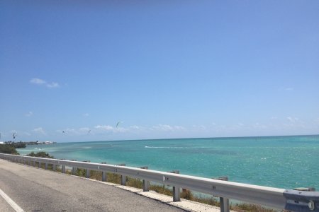 Kite surfers in het blauwe water, Florida Keys